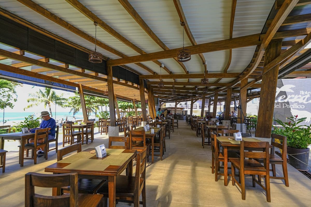 Comedor abierto del restaurante frente al mar