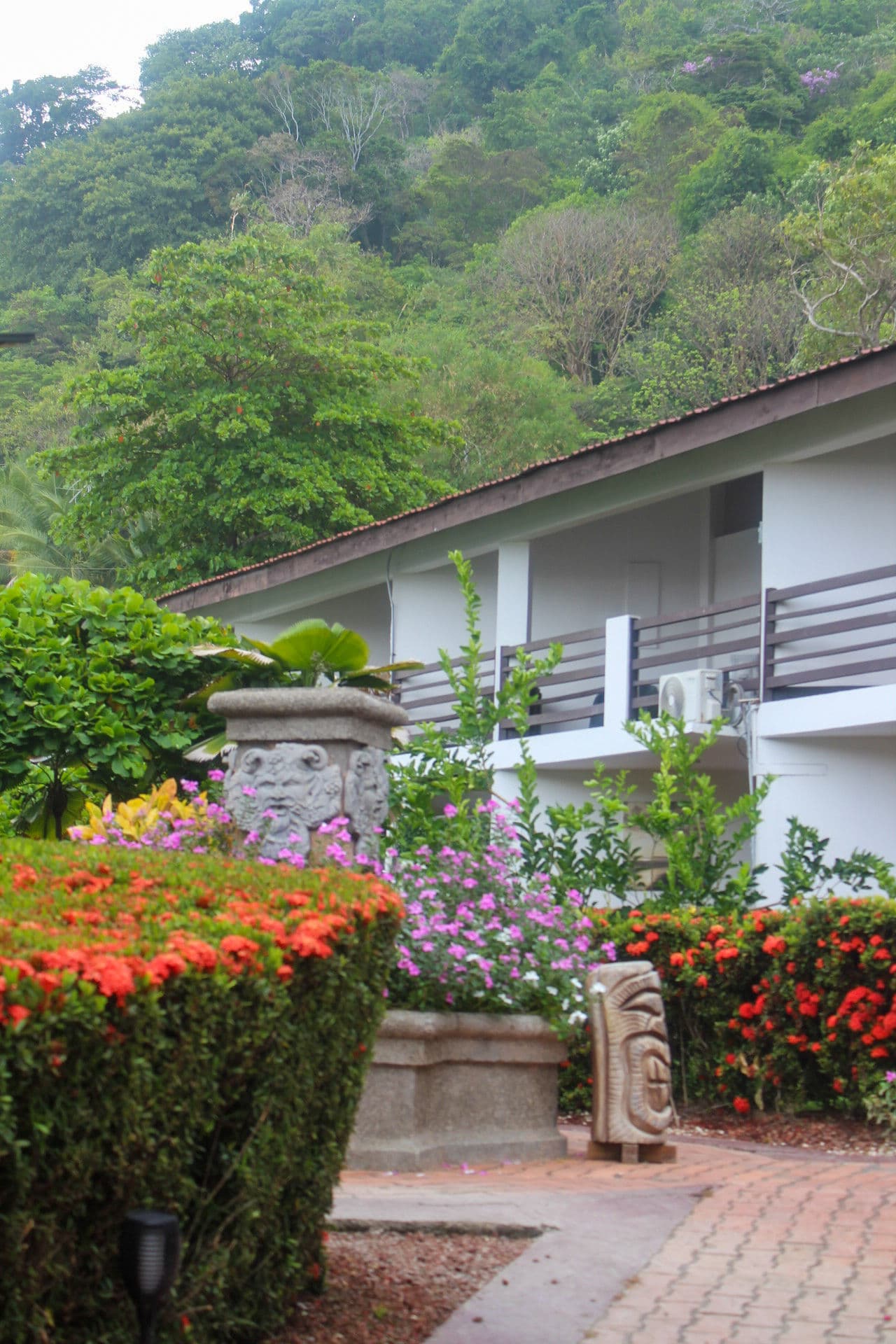 Gardens and grounds at Hotel Terraza del Pacífico in Playa Hermosa (1)