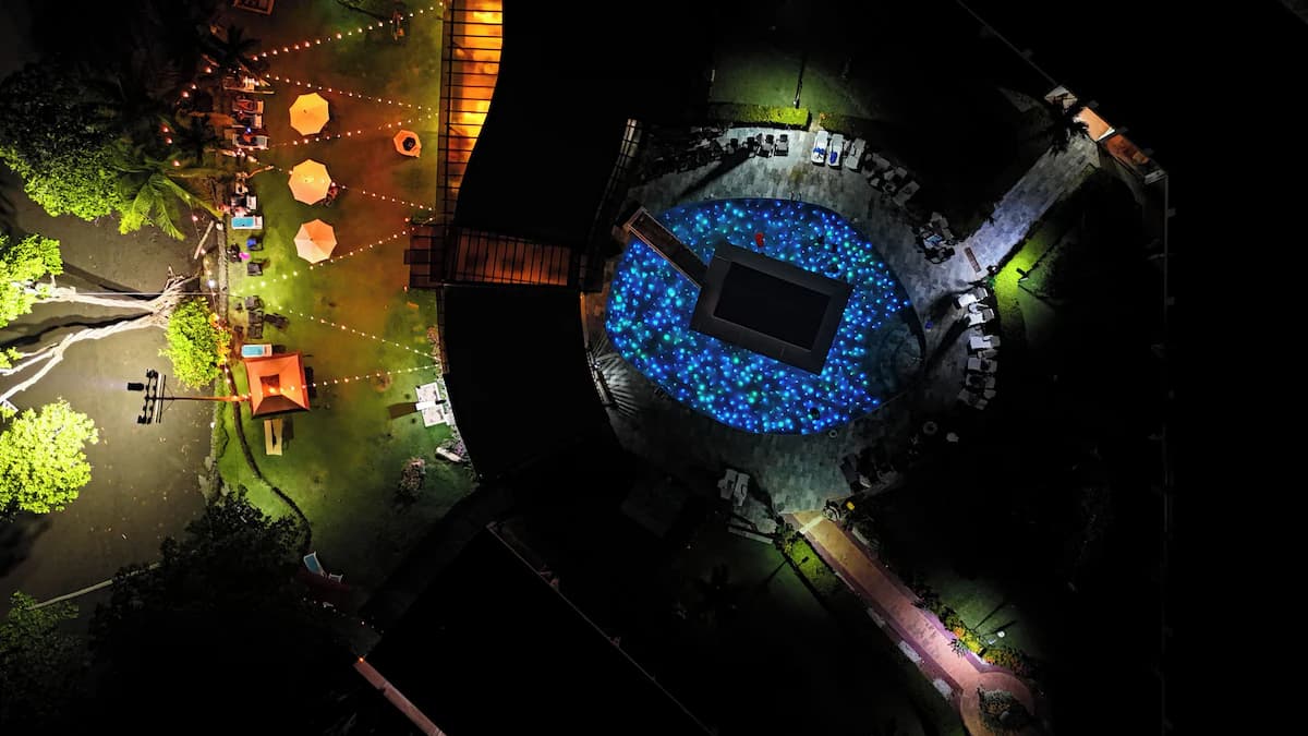 Piscina LED de noche con más de 1.200 luces bajo el agua en Playa Hermosa, Jacó