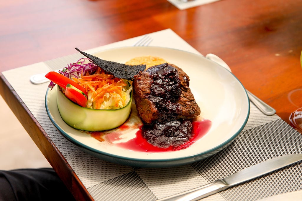 Plato de la carta servido en la mesa