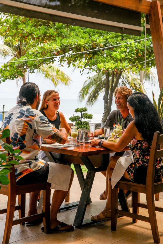 Comensales en la terraza frente al mar