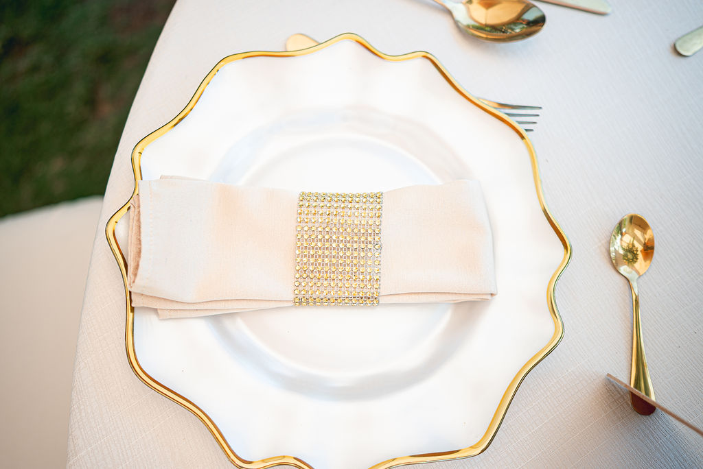 Plato con borde dorado y servilleta anillada