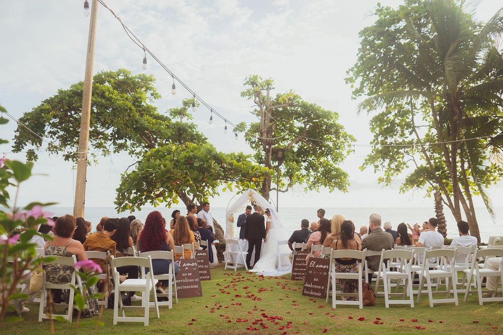 Ceremonia al aire libre con los invitados frente al mar