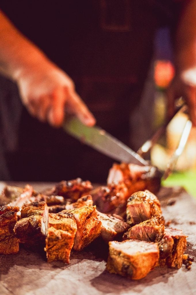 Carne a la brasa en la parrilla del restaurante