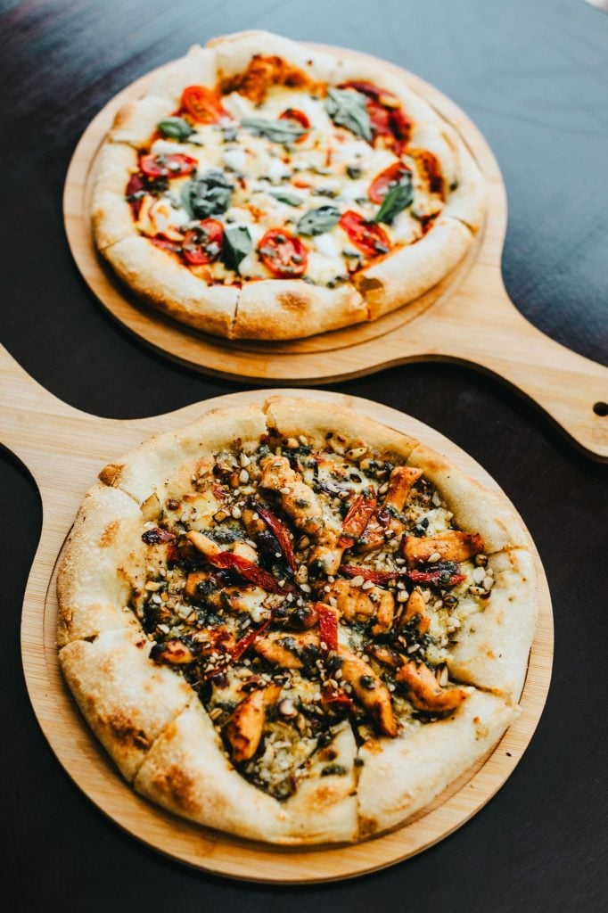 Pizzas recién salidas del horno