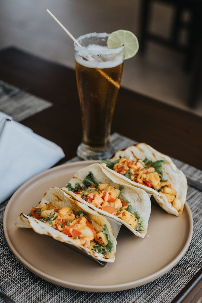 Tacos de pescado servidos junto a la piscina