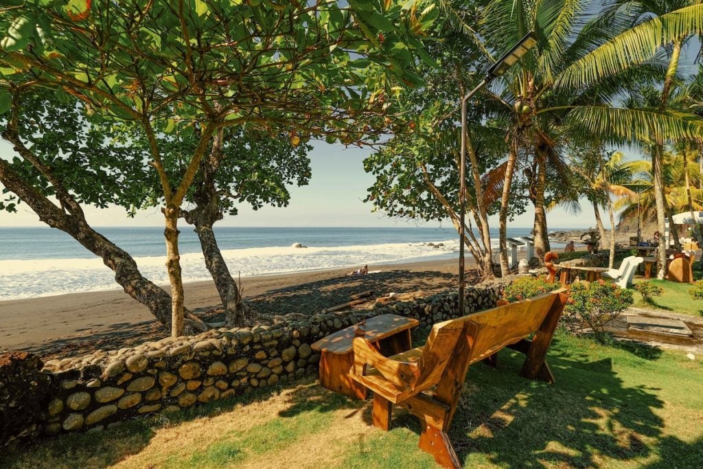 La playa frente al hotel