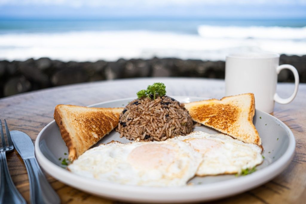 Desayuno con el océano de fondo