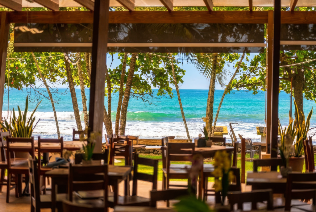 El salón del restaurante abierto al Pacífico