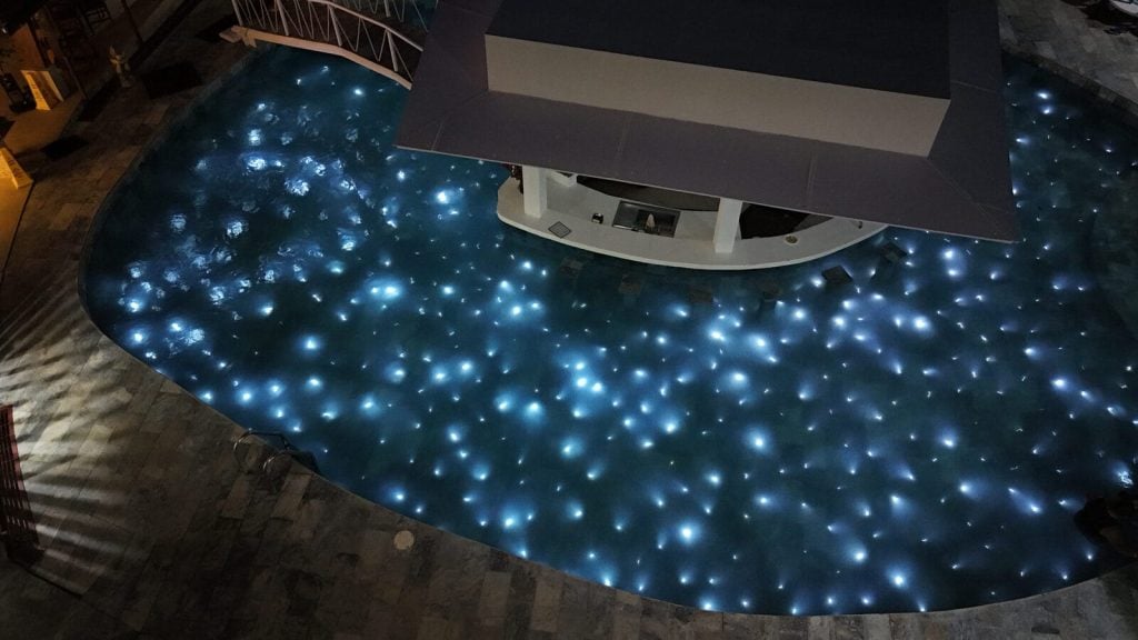 La piscina iluminada de noche