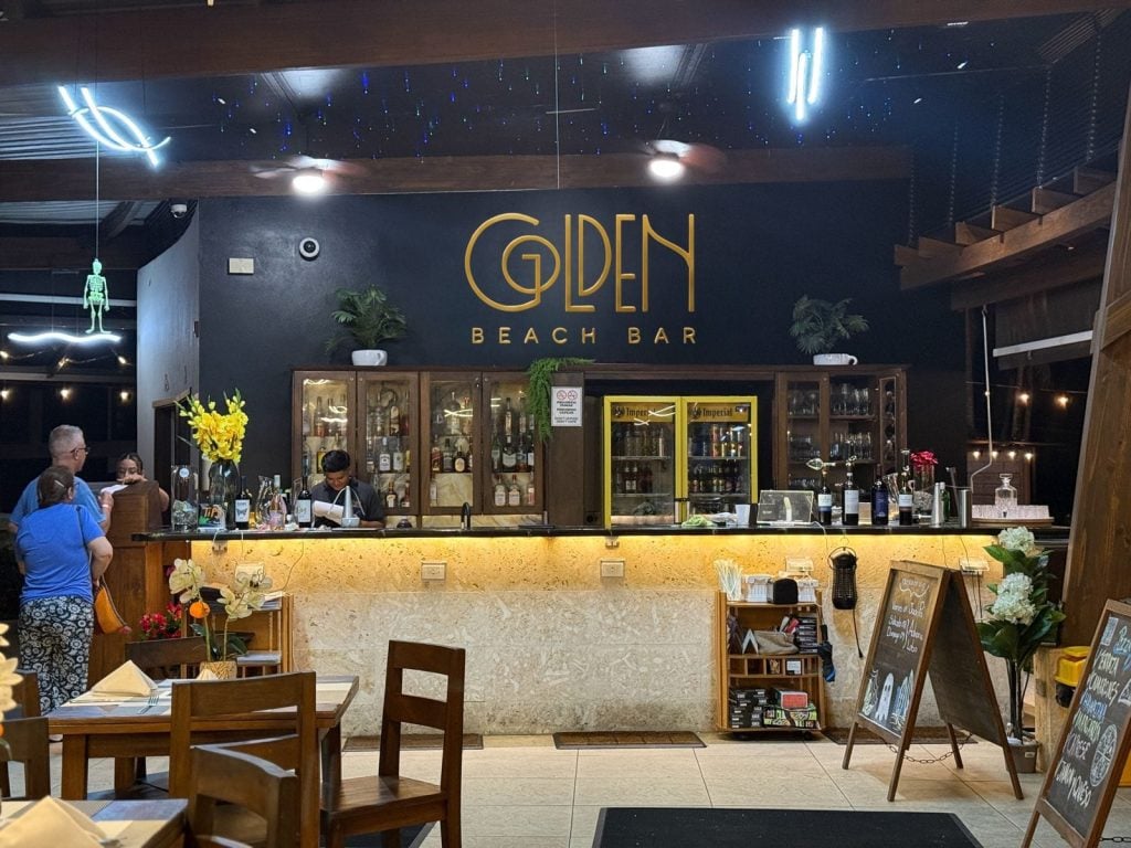 Golden Beach Bar sobre la arena al atardecer
