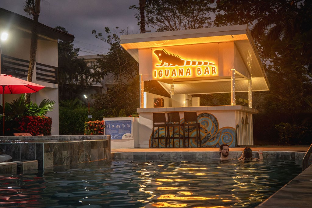 Iguana Bar junto a la piscina principal