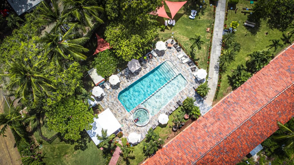 La piscina junto al Iguana Bar