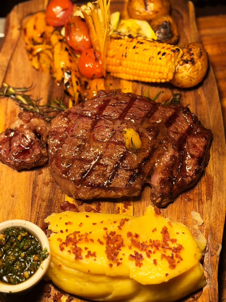 Plato de carne con salsa balsámica y ensalada