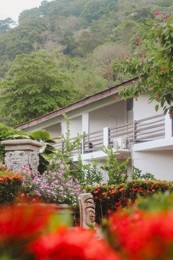 Terraza de una suite sobre el jardín