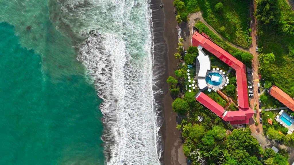 Vista aérea de las dos piscinas del hotel