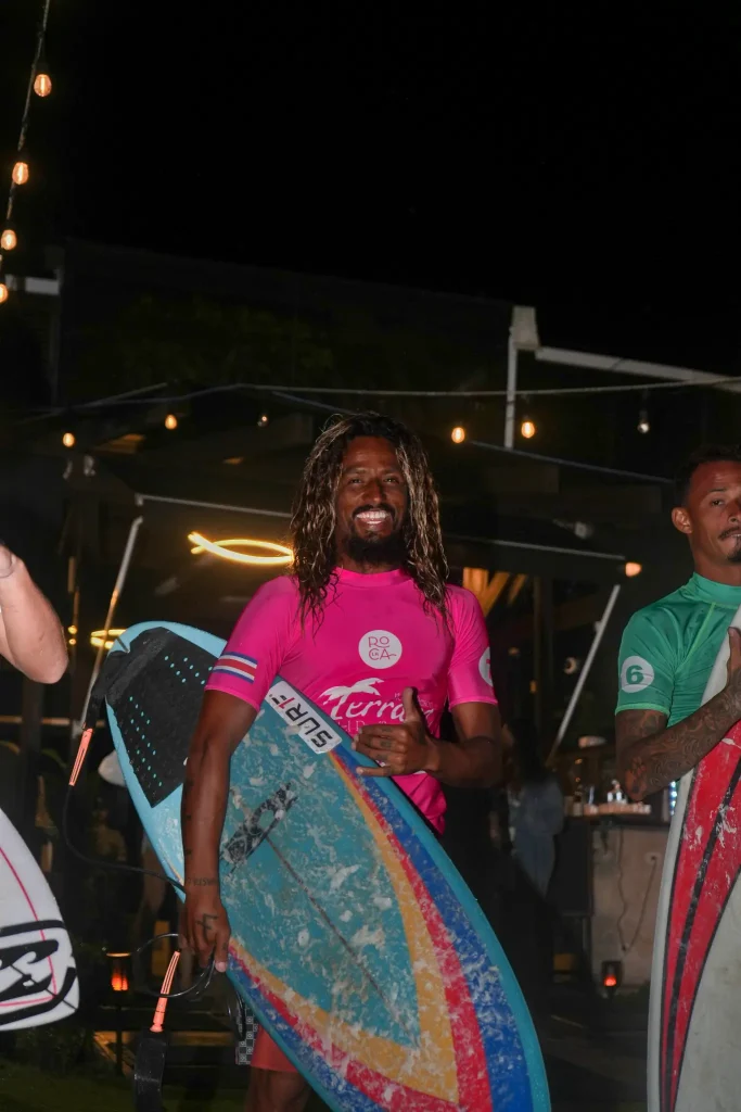 Surfista en la manga nocturna frente al hotel