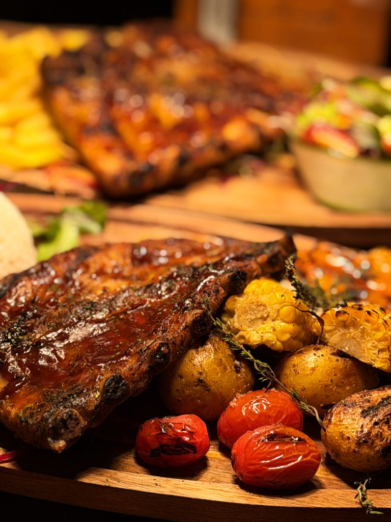 Costilla a la parrilla cortada en la mesa del restaurante