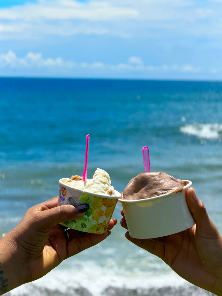 Dos tarrinas de gelato italiano frente al océano