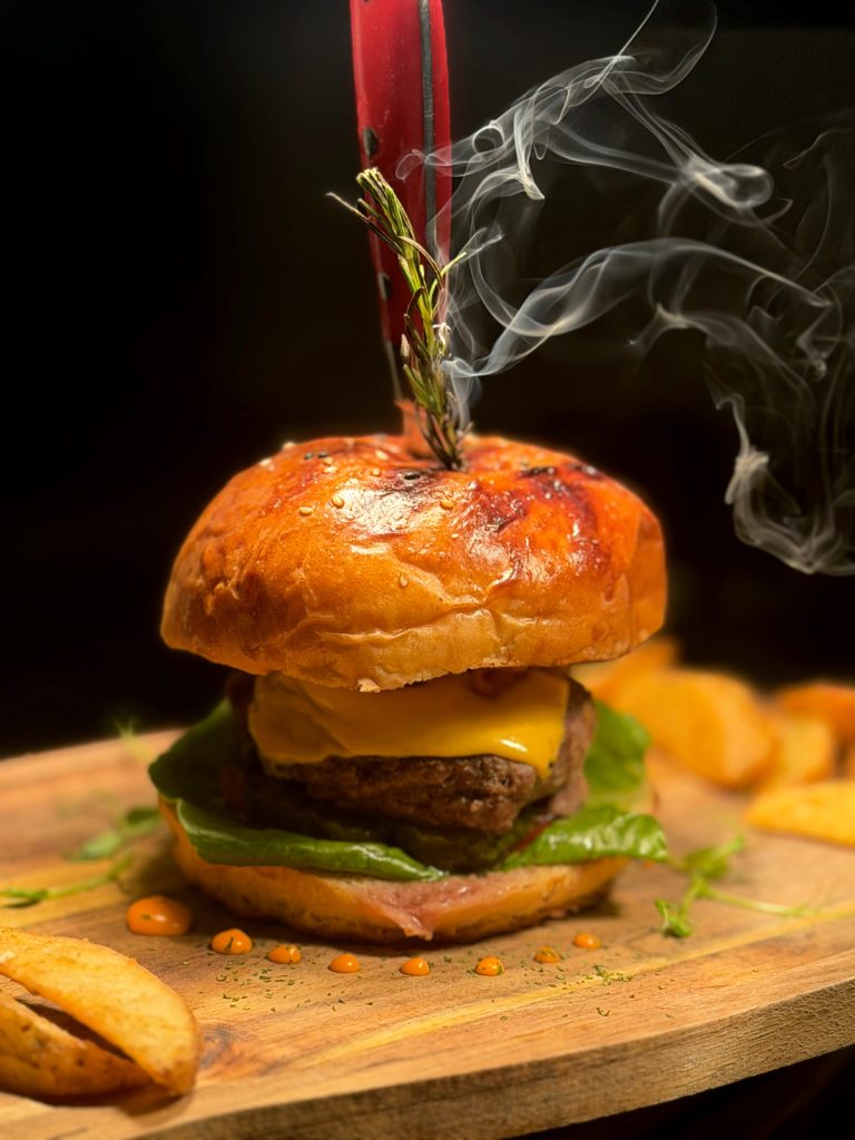 Hamburguesa servida en el restaurante frente al mar