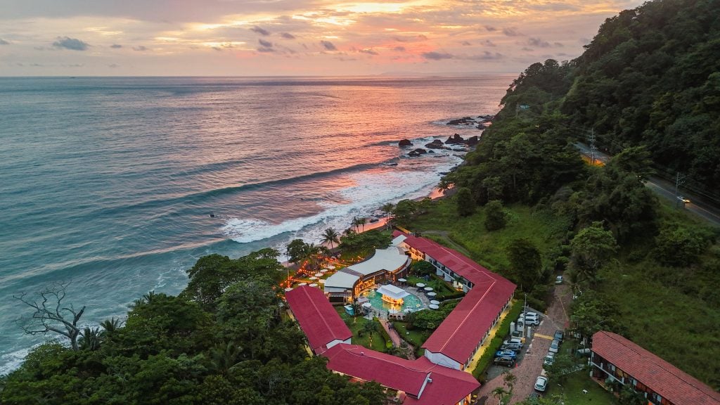 Vista aérea del hotel al atardecer