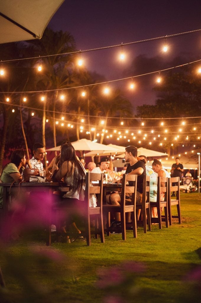 Cena en el jardín bajo las luces colgantes