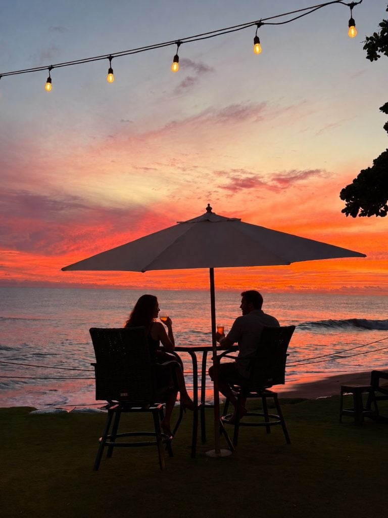 Atardecer desde el jardín frente a la playa